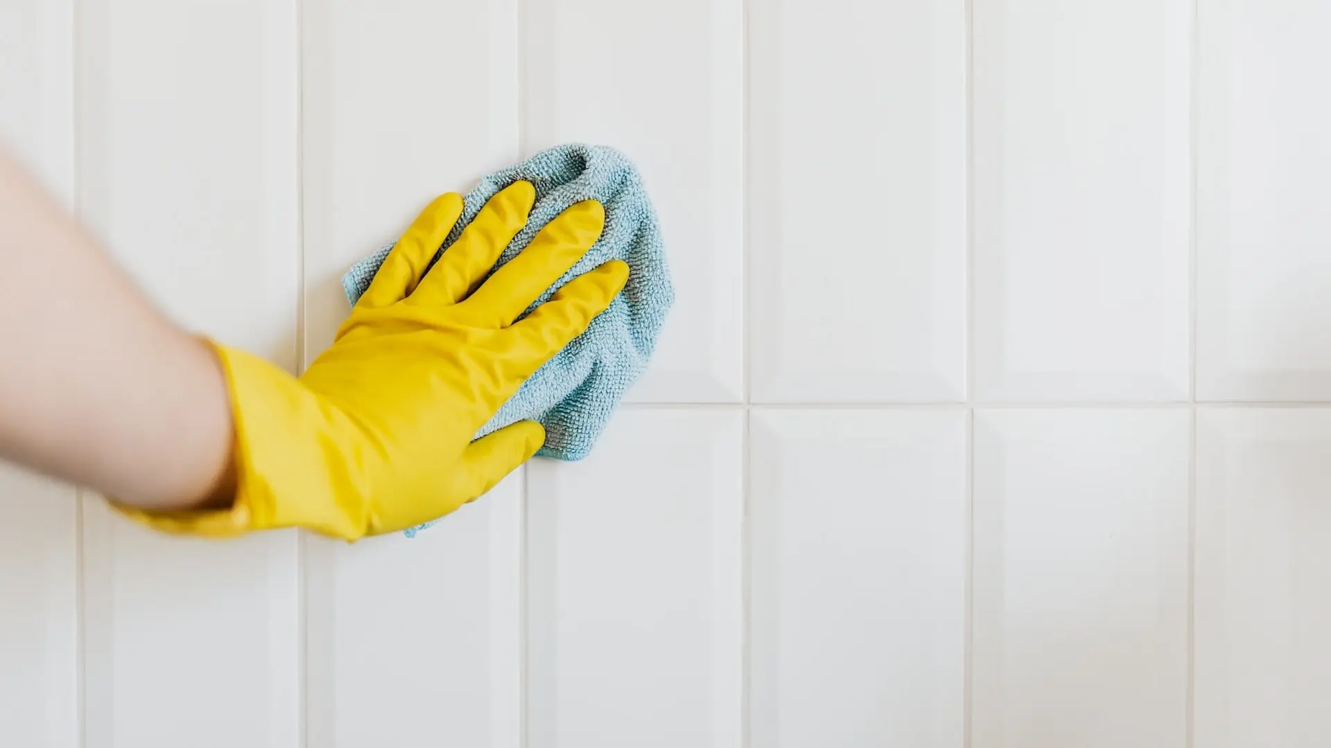 Nettoyer les joints d'une salle de bain