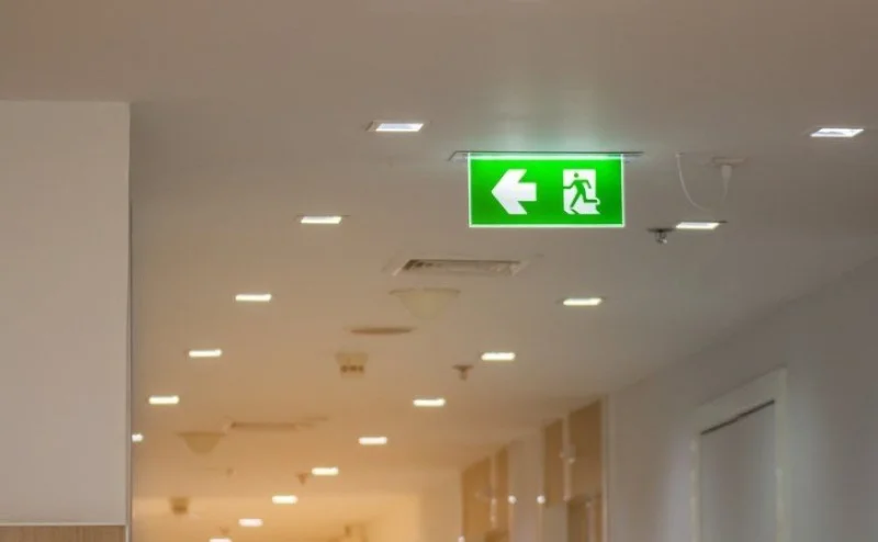Instalação de Luminária de Emergência